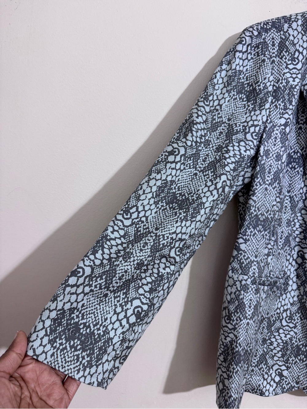 NWOT Level 99 Women's Linen Blend Gray Snake-Print Blazer size L Office Party - Picture 3 of 12